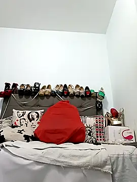 Snapshot of katysquirtdirty chatting on 10.31.25 katysquirtdirty online show from 10.31.25