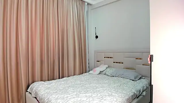 Lola Peach online show from 12.23.25