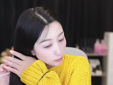 Snapshot of Nuyoah-77 chatting on 10.18.25 Nuyoah-77 online show from 10.18.25