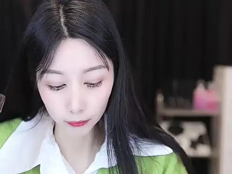 Snapshot of Nuyoah-77 chatting on 10.21.25 Nuyoah-77 online show from 10.21.25