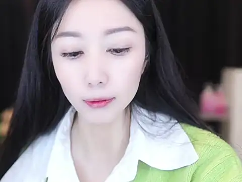 Snapshot of Nuyoah-77 chatting on 10.23.25 Nuyoah-77 online show from 10.23.25