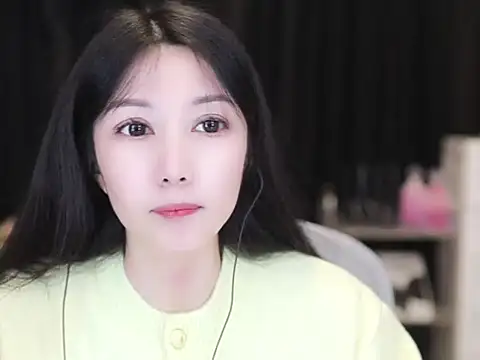 Snapshot of Nuyoah-77 chatting on 10.25.25 Nuyoah-77 online show from 10.25.25