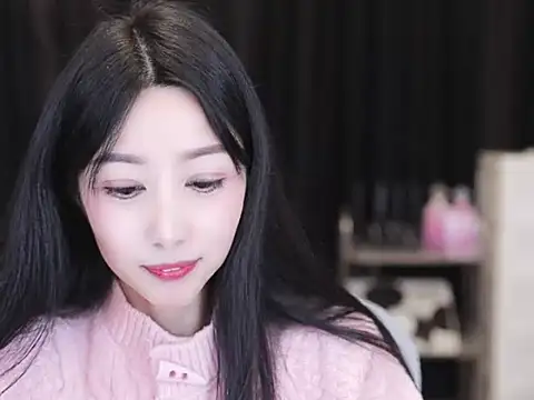 Snapshot of Nuyoah-77 chatting on 11.18.25 Nuyoah-77 online show from 11.18.25