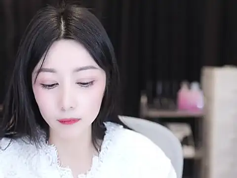 Snapshot of Nuyoah-77 chatting on 11.25.25 Nuyoah-77 online show from 11.25.25