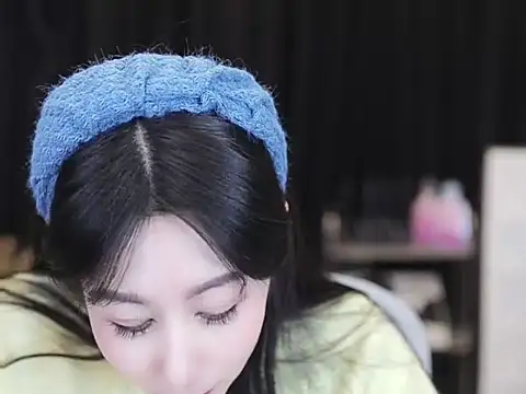 Snapshot of Nuyoah-77 chatting on 11.29.25 Nuyoah-77 online show from 11.29.25