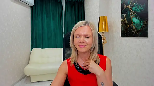 Snapshot of AgathaKlouin chatting on 02.19.25 AgathaKlouin online show from 02.19.25