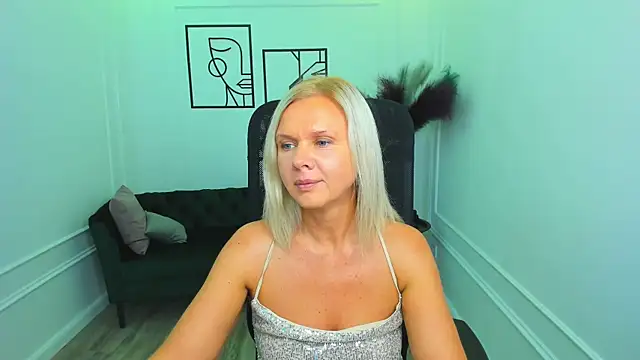 Snapshot of AgathaKlouin chatting on 09.18.25 AgathaKlouin online show from 09.18.25