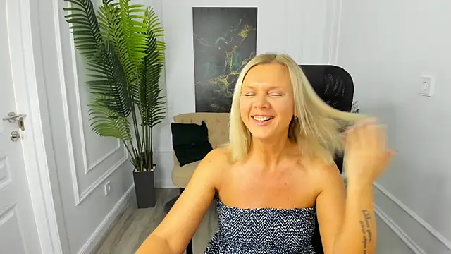 Snapshot of AgathaKlouin chatting on 10.07.25 AgathaKlouin online show from 10.07.25