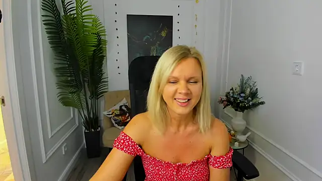 Snapshot of AgathaKlouin chatting on 10.14.25 AgathaKlouin online show from 10.14.25