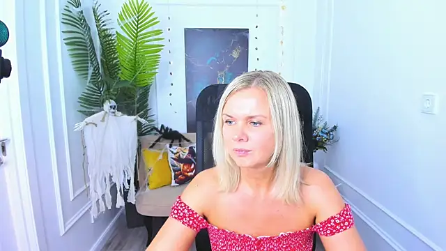 Snapshot of AgathaKlouin chatting on 10.19.25 AgathaKlouin online show from 10.19.25