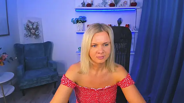 Snapshot of AgathaKlouin chatting on 10.28.25 AgathaKlouin online show from 10.28.25