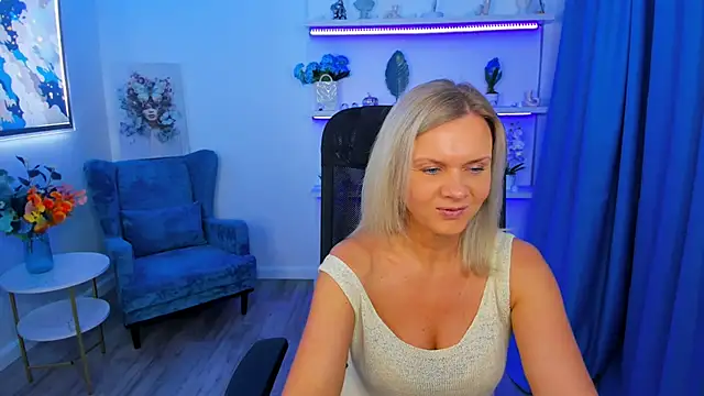 Snapshot of AgathaKlouin chatting on 11.08.25 AgathaKlouin online show from 11.08.25