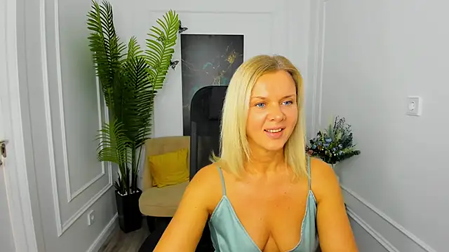 Snapshot of AgathaKlouin chatting on 11.25.25 AgathaKlouin online show from 11.25.25