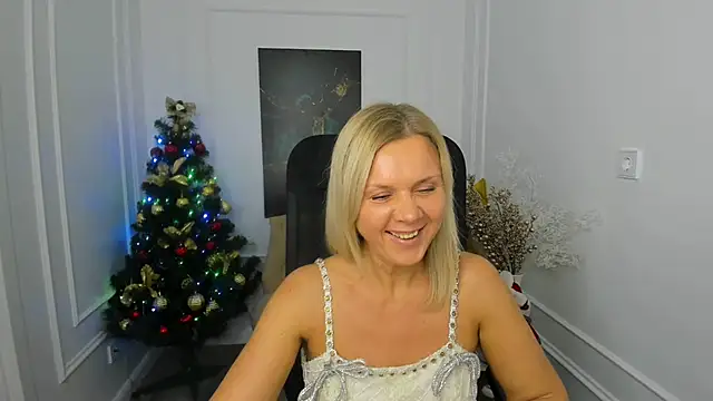 Snapshot of AgathaKlouin chatting on 12.04.25 AgathaKlouin online show from 12.04.25