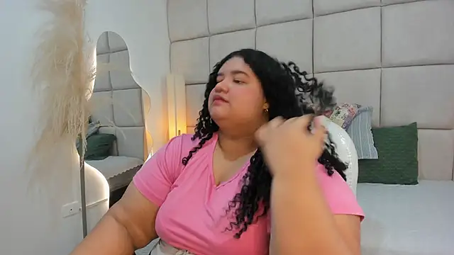 Snapshot of Miley_Collins chatting on 12.03.25 Miley Collins online show from 12.03.25