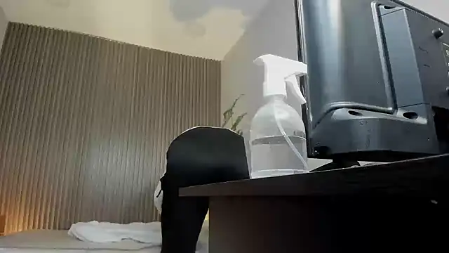 dania miller  online show from 10.04.25