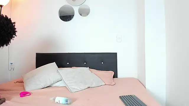 Snapshot of DailaSmith chatting on 10.30.25 DailaSmith online show from 10.30.25