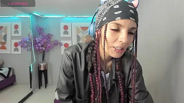 Snapshot of Dafne_huges chatting on 12.14.24 Dafne huges online show from 12.14.24