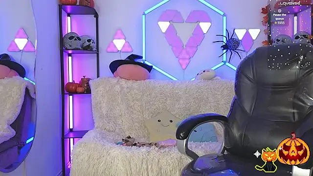 Snapshot of littlevixen18 chatting on 10.16.25 littlevixen18 online show from 10.16.25