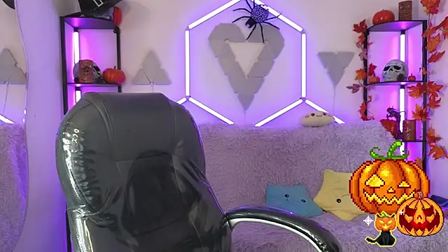 Snapshot of littlevixen18 chatting on 10.30.25 littlevixen18 online show from 10.30.25