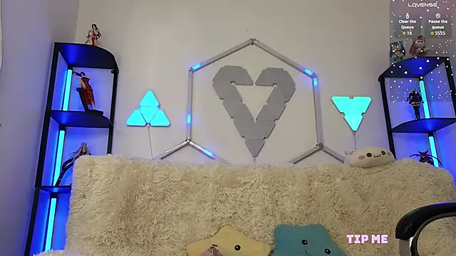 Snapshot of littlevixen18 chatting on 11.05.25 littlevixen18 online show from 11.05.25