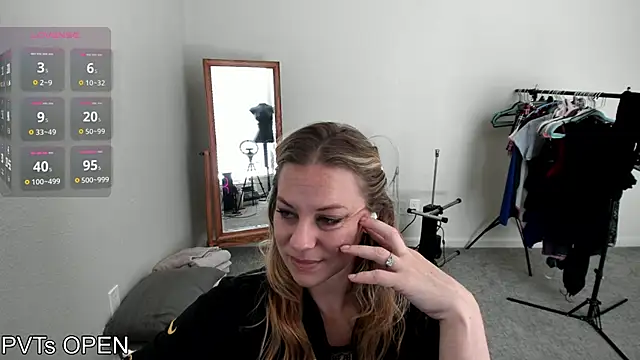 Snapshot of Peaches_N_Kreme chatting on 09.14.25 Peaches N Kreme online show from 09.14.25