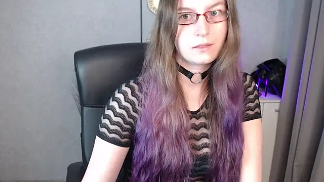 emmaxDelight online show from 10.22.25