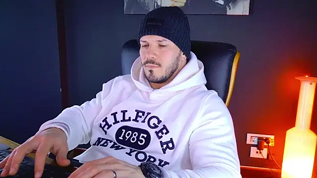 Snapshot of AngeloEric chatting on 01.28.25 AngeloEric online show from 01.28.25