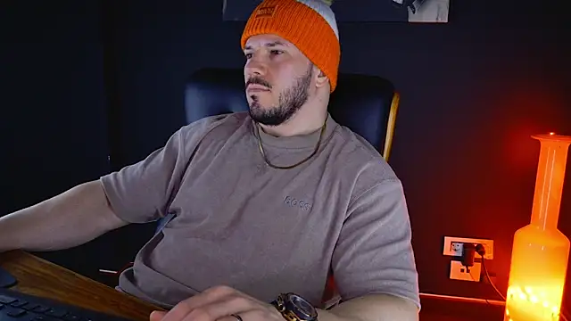 Snapshot of AngeloEric chatting on 02.02.25 AngeloEric online show from 02.02.25