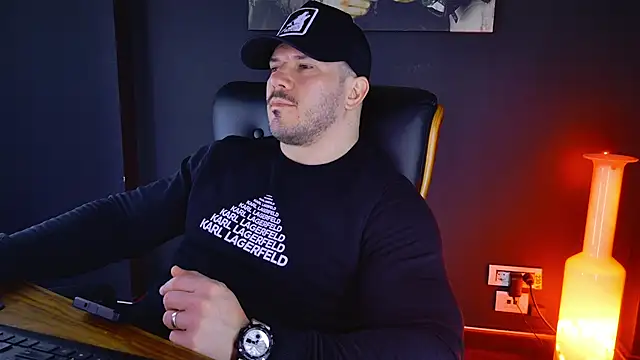 Snapshot of AngeloEric chatting on 02.11.25 AngeloEric online show from 02.11.25