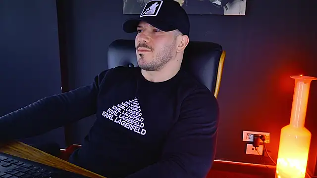 Snapshot of AngeloEric chatting on 02.11.25 AngeloEric online show from 02.11.25