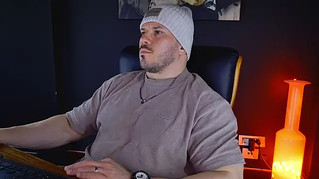 Snapshot of AngeloEric chatting on 02.13.25 AngeloEric online show from 02.13.25