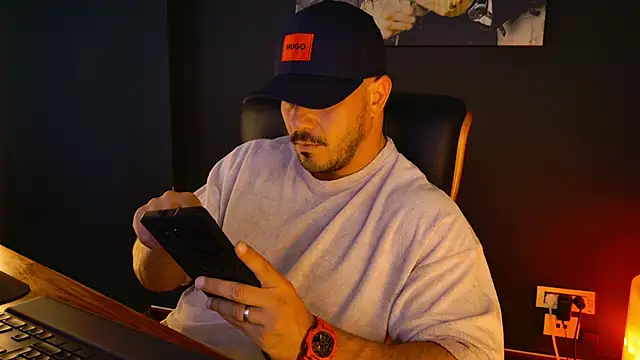 Snapshot of AngeloEric chatting on 09.17.25 AngeloEric online show from 09.17.25