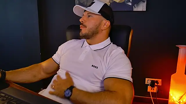 Snapshot of AngeloEric chatting on 09.19.25 AngeloEric online show from 09.19.25