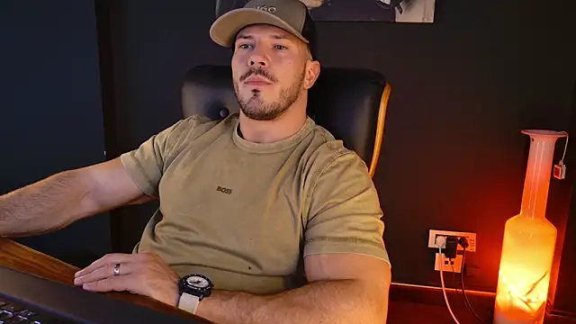 Snapshot of AngeloEric chatting on 10.30.25 AngeloEric online show from 10.30.25