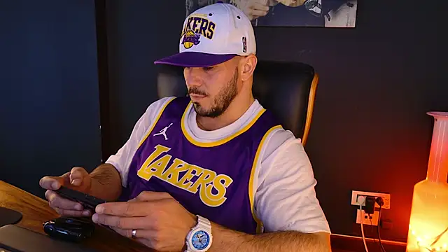 Snapshot of AngeloEric chatting on 11.25.25 AngeloEric online show from 11.25.25