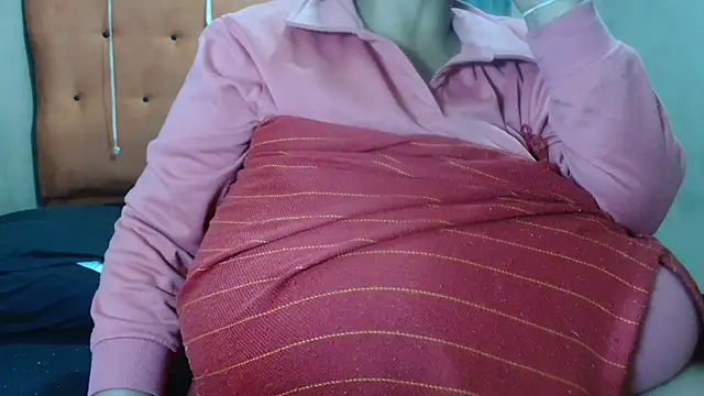 Snapshot of tinagiant chatting on 05.17.26 tinagiant online show from 05.17.26