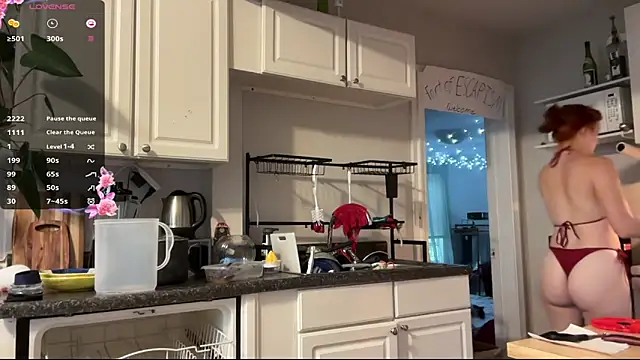 Snapshot of Aria_Fields chatting on 09.30.25 Aria Fields online show from 09.30.25