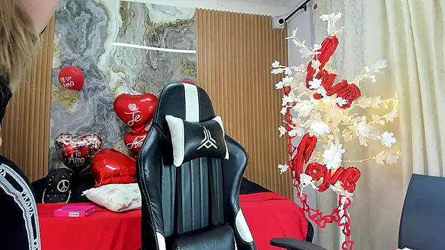 Snapshot of Danna_topless chatting on 02.26.26 Danna topless online show from 02.26.26