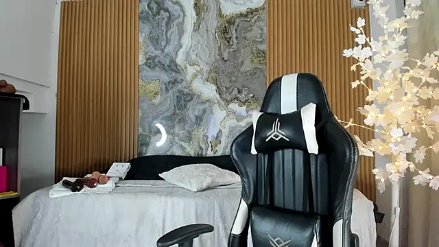 Snapshot of Danna_topless chatting on 03.27.26 Danna topless online show from 03.27.26