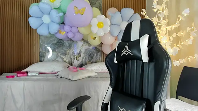 Snapshot of Danna_topless chatting on 04.01.26 Danna topless online show from 04.01.26