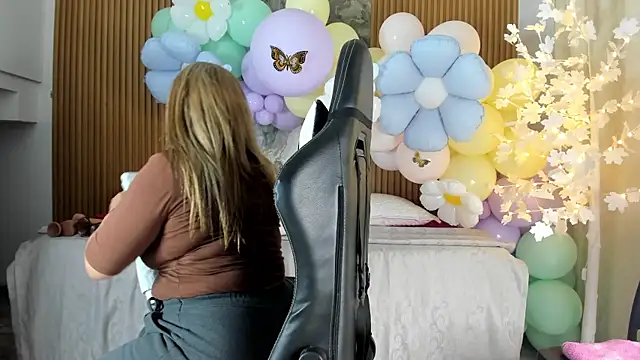 Snapshot of Danna_topless chatting on 04.08.26 Danna topless online show from 04.08.26