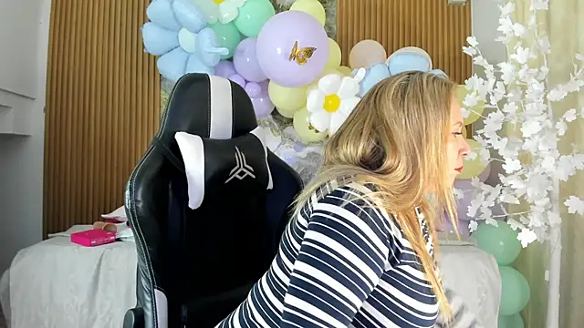 Snapshot of Danna_topless chatting on 04.10.26 Danna topless online show from 04.10.26