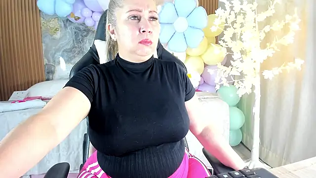 Snapshot of Danna_topless chatting on 04.13.26 Danna topless online show from 04.13.26