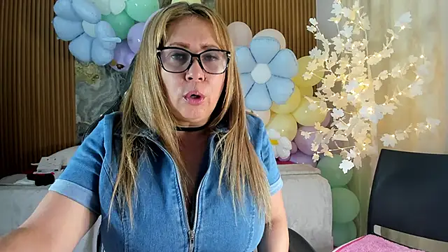 Snapshot of Danna_topless chatting on 04.14.26 Danna topless online show from 04.14.26