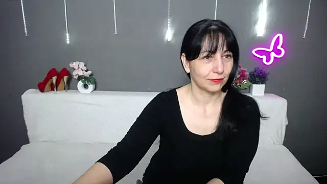 Snapshot of LiluGrants chatting on 04.19.26 LiluGrants online show from 04.19.26