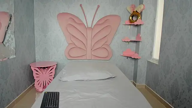 MaddyCute4u online show from 02.19.25