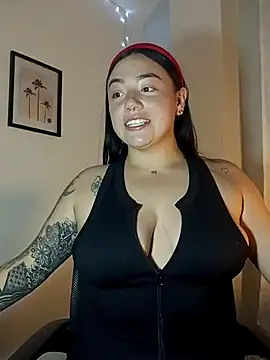 Snapshot of helena_smith chatting on 02.04.25 helena smith online show from 02.04.25