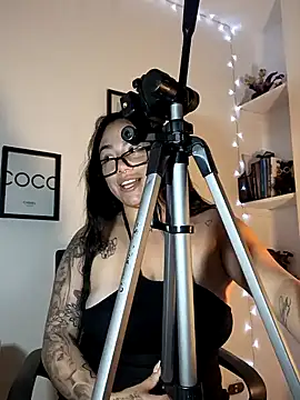 Snapshot of helena_smith chatting on 02.06.25 helena smith online show from 02.06.25