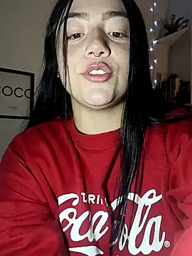 Snapshot of helena_smith chatting on 02.07.25 helena smith online show from 02.07.25